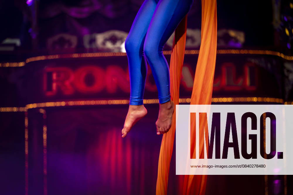 Zirkus Roncalli, Gala Show von A.PPLAUS Xtra Jugendtheatercircus im Circus-Theater Roncalli in München, Artistin am Tuch-Trapez. 10.11.2025, Roncalli 10.11.2025, Roncalli