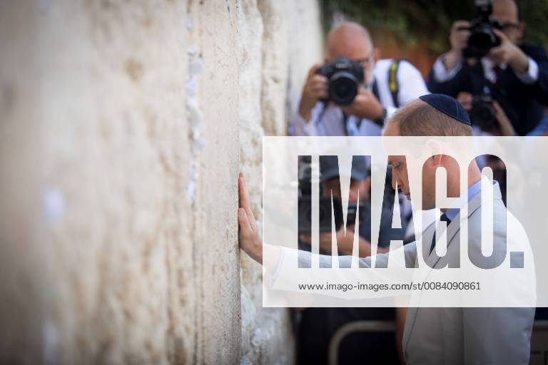 (180628) -- JERUSALEM, June 28, 2018 -- UK s Prince William visits the Western Wall in the Old City of Jerusalem, on June 28, 2018. ) MIDEAST-JERUSALEM-UK-PRINCE WILLIAM-VISIT JINI