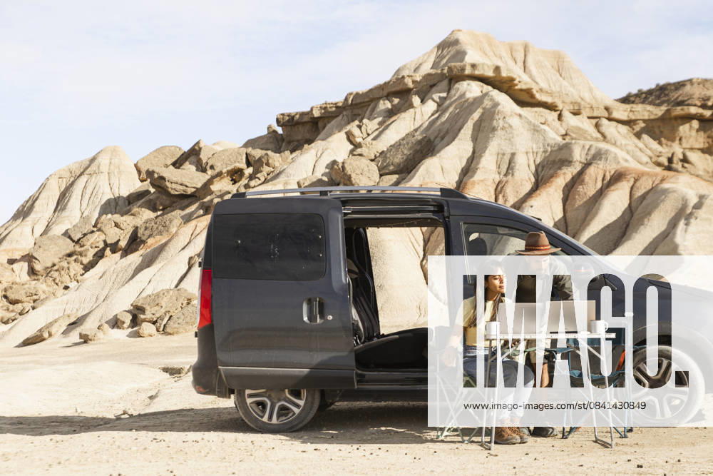 Digital nomads working with laptop and phone outdoors in Bardenas Reales model released, Symbolfoto, PCLF02911