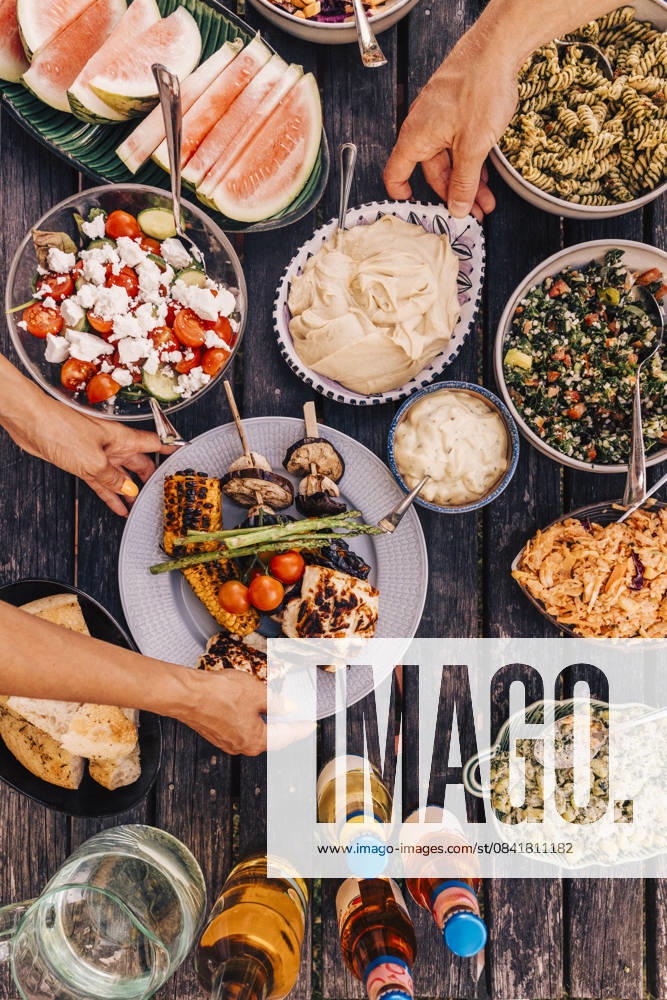 IMAGO Creative, Lifestyle, Feste im Garten #2 Directly above shot of food bowls kept on table for dinner party Sweden, Stockholm, model released