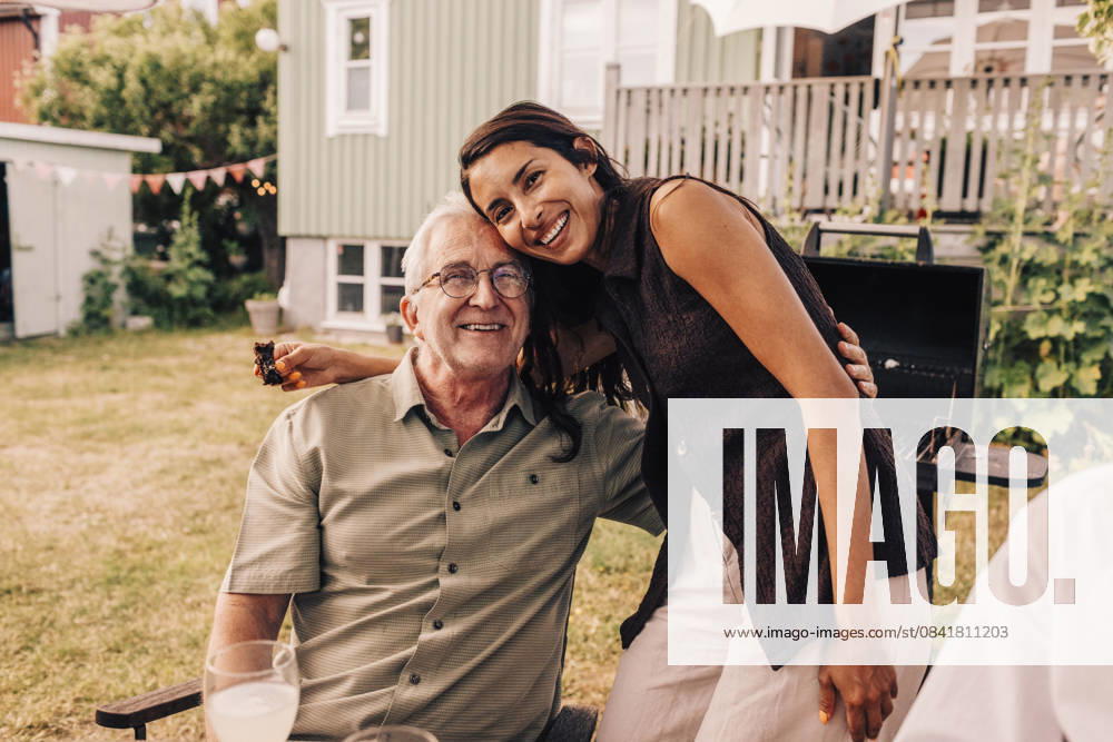IMAGO Creative, Lifestyle, Feste im Garten #2 Portrait of smiling woman embracing father at back yard birthday party Sweden, Stockholm, model released, property released