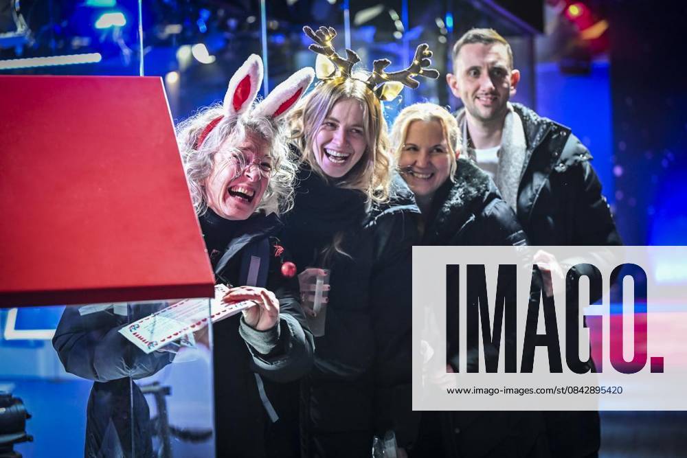 Publikum auf dem Burgplatz am Dienstag, dem 16. Dezember 2025. Das Weihnachtswunder am Dienstagauf dem Burgplatz am Tag 3. Die vier Moderatoren Sabine Heinrich, Steffi Neu, Jan Malte Andresen und Thomas Bug moderieren das Weihnachtswunder für den WDR. Immer steht mindestens einer von ihnen am Mikrofon u
