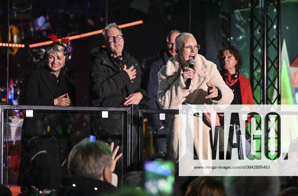 Auftritt Stefanie Heinzmann am Dienstag, dem 16. Dezember 2025. Das Weihnachtswunder am Dienstagauf dem Burgplatz am Tag 3. Die vier Moderatoren Sabine Heinrich, Steffi Neu, Jan Malte Andresen und Thomas Bug moderieren das Weihnachtswunder für den WDR. Immer steht mindestens einer von ihnen am Mikrofon