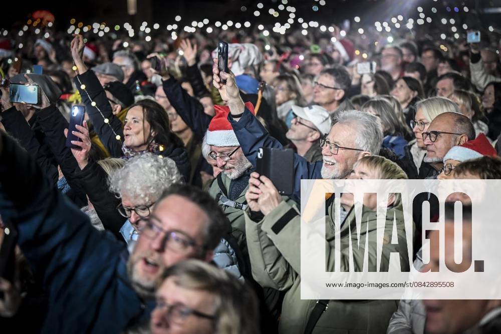 Auftritt The BossHoss am Dienstag, dem 16. Dezember 2025. Das Weihnachtswunder am Dienstagauf dem Burgplatz am Tag 3. Die vier Moderatoren Sabine Heinrich, Steffi Neu, Jan Malte Andresen und Thomas Bug moderieren das Weihnachtswunder für den WDR. Immer steht mindestens einer von ihnen am Mikrofon und n