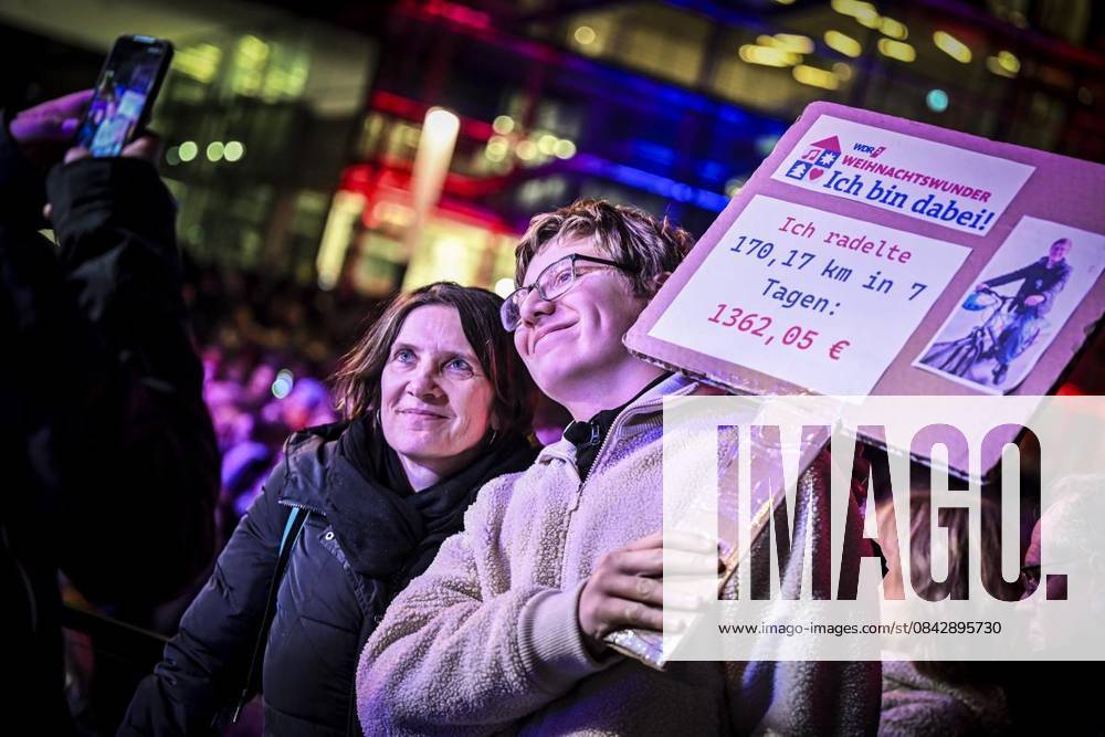 Publikum und Spender auf dem Burgplatz am Dienstag, dem 16. Dezember 2025. Das Weihnachtswunder am Dienstagauf dem Burgplatz am Tag 3. Die vier Moderatoren Sabine Heinrich, Steffi Neu, Jan Malte Andresen und Thomas Bug moderieren das Weihnachtswunder für den WDR. Immer steht mindestens einer von ihnen a