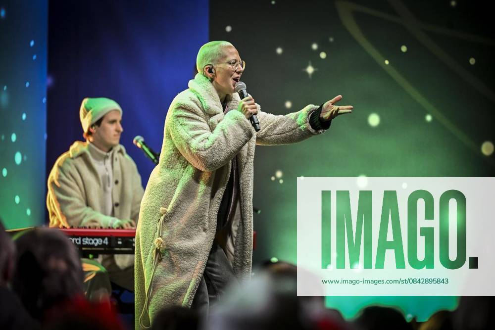 Auftritt Stefanie Heinzmann am Dienstag, dem 16. Dezember 2025. Das Weihnachtswunder am Dienstagauf dem Burgplatz am Tag 3. Die vier Moderatoren Sabine Heinrich, Steffi Neu, Jan Malte Andresen und Thomas Bug moderieren das Weihnachtswunder für den WDR. Immer steht mindestens einer von ihnen am Mikrofon