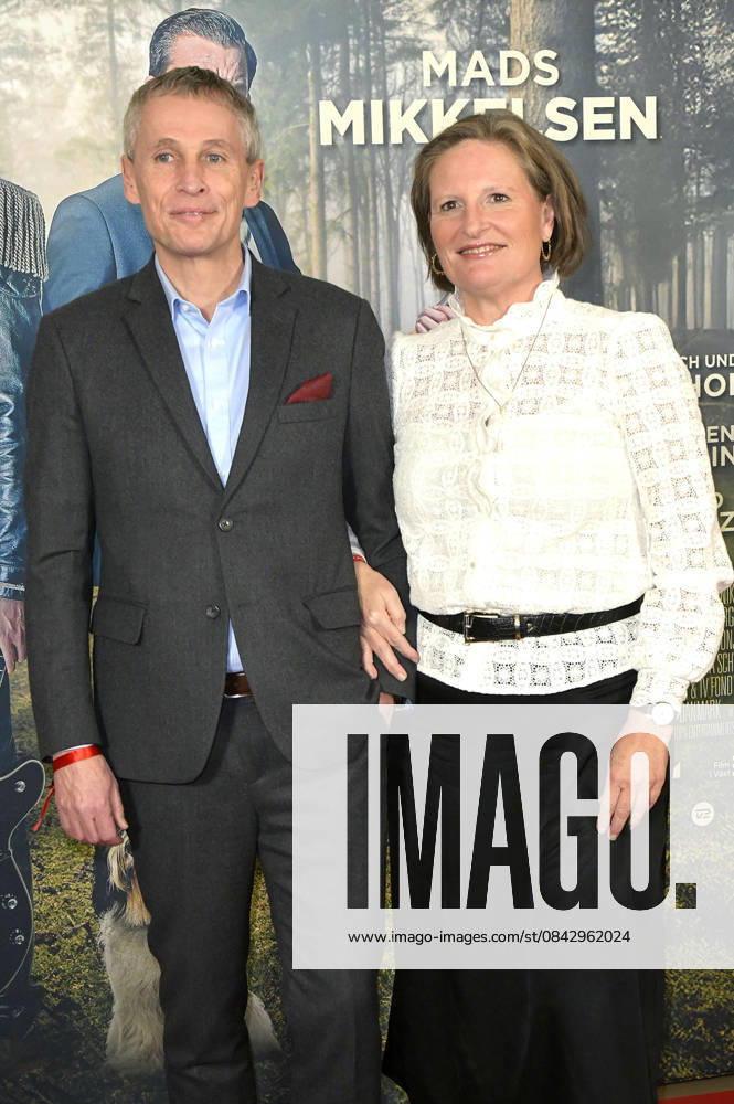 Thomas Ostrup Moller with companion at the premiere of the movie Therapy for Vikings at the Delphi Filmpalast cinema in Berlin, 17 12 2025 Foto:xM.xBehrensx xFuturexImagex wikinger_5203