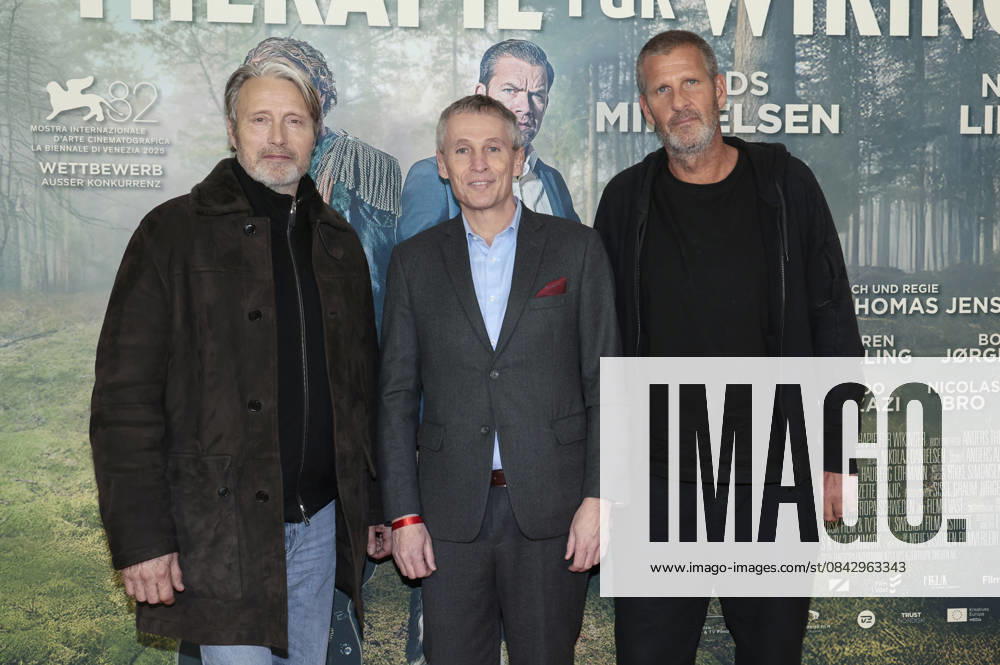 Mads Mikkelsen, Thomas Ostrup Moller and Anders Thomas Jensen at the premiere of the feature film Therapy for Vikings Den sidste viking The Last Viking at the Delphi Filmpalast cinema in Berlin, 17 12 2025 Foto:xS.xGabschx xFuturexImagex wikinger_5232