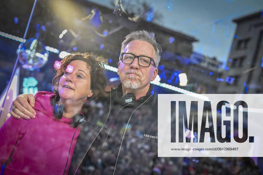 Steffi Neu und Jan Malte Andresen am Mittwoch, dem 17. Dezember 2025. Das Weihnachtswunder am Mittwoch auf dem Burgplatz am Tag 5. Die vier Moderatoren Sabine Heinrich, Steffi Neu, Jan Malte Andresen und Thomas Bug moderieren das Weihnachtswunder für den WDR. Immer steht mindestens einer von ihnen am Mi