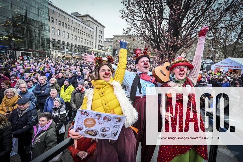 Clownsvisite e.V. an der Spendenbox am Mittwoch, dem 17. Dezember 2025. Das Weihnachtswunder am Mittwoch auf dem Burgplatz am Tag 5. Die vier Moderatoren Sabine Heinrich, Steffi Neu, Jan Malte Andresen und Thomas Bug moderieren das Weihnachtswunder für den WDR. Immer steht mindestens einer von ihnen am