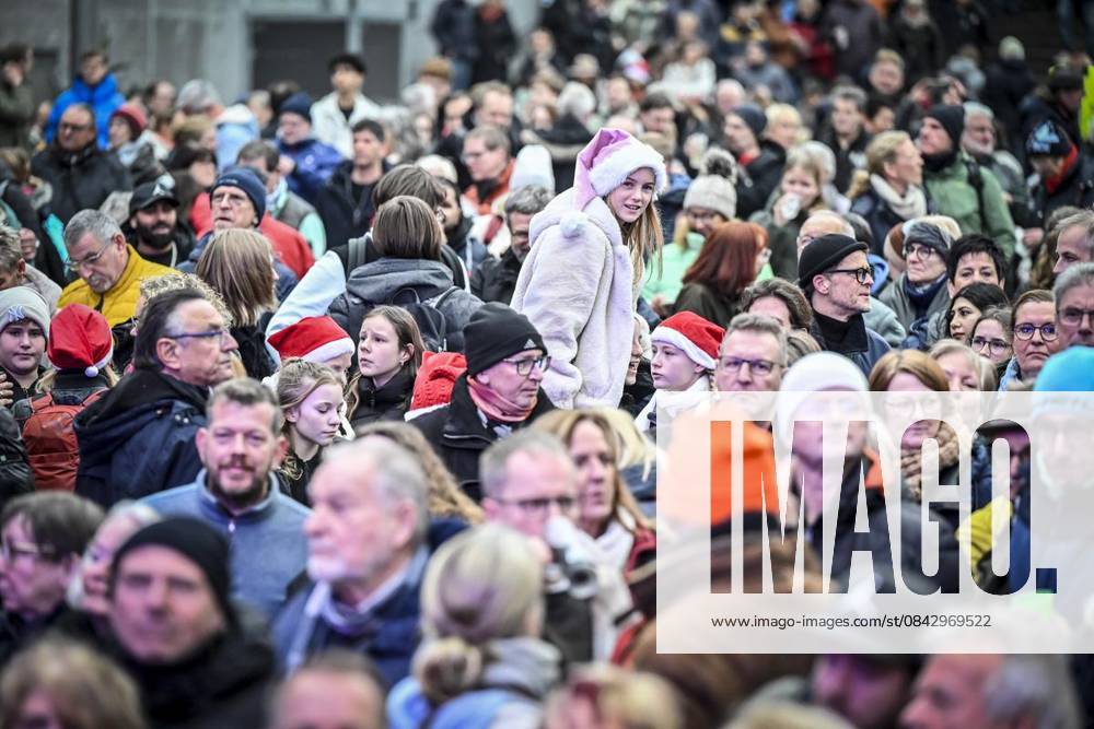 Publikum auf dem Burgplatz am Mittwoch, dem 17. Dezember 2025. Das Weihnachtswunder am Mittwoch auf dem Burgplatz am Tag 5. Die vier Moderatoren Sabine Heinrich, Steffi Neu, Jan Malte Andresen und Thomas Bug moderieren das Weihnachtswunder für den WDR. Immer steht mindestens einer von ihnen am Mikrofon