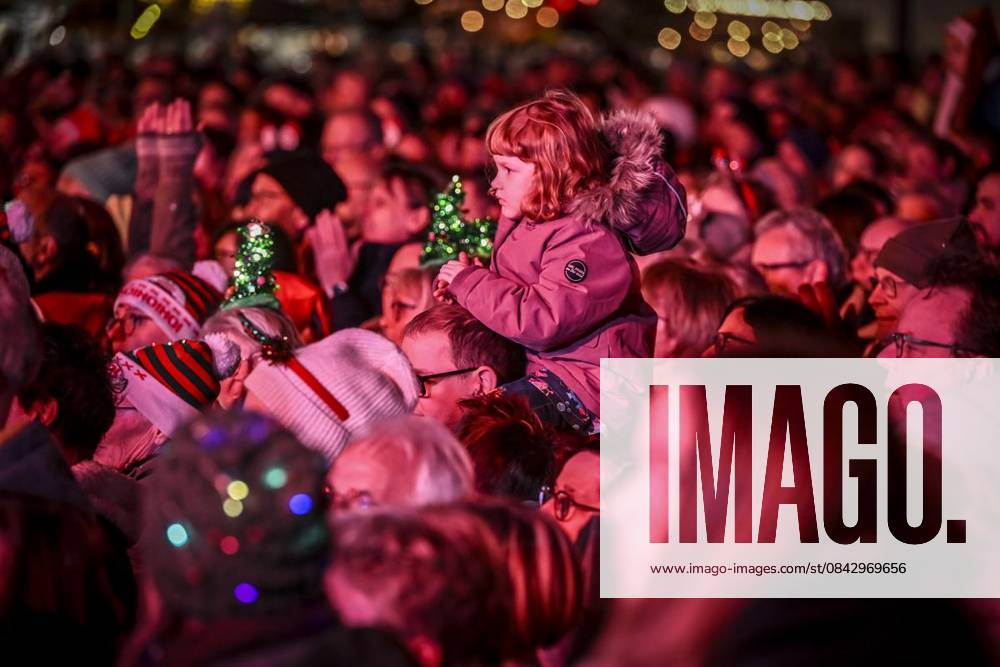 Auftritt Tim Bendzko am Mittwoch, dem 17. Dezember 2025. Das Weihnachtswunder am Mittwoch auf dem Burgplatz am Tag 5. Die vier Moderatoren Sabine Heinrich, Steffi Neu, Jan Malte Andresen und Thomas Bug moderieren das Weihnachtswunder für den WDR. Immer steht mindestens einer von ihnen am Mikrofon und