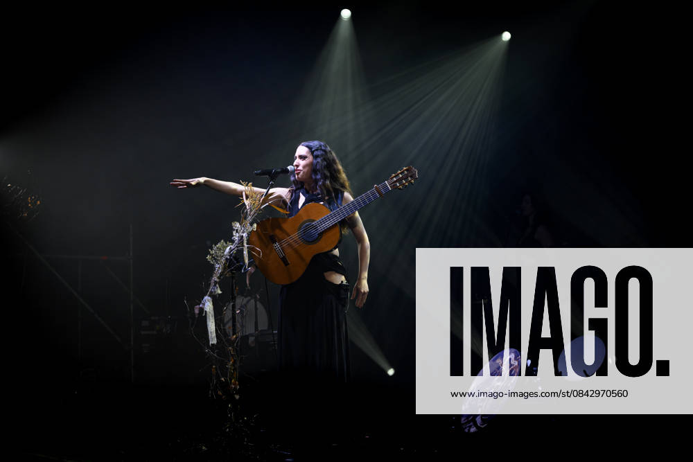 Music Concert - La NINA - Furesta Europa Tour The Neapolitan female singer-songwriter La Nina pseudonym of Carola Moccia - performs live for the Furesta Europa Tour at at Atlantico Club on December 17, 2025 in Rome, Italy Rome Atlantico Italy