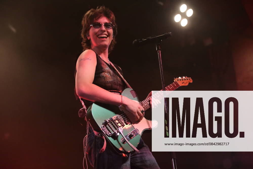 Mikaela Mullaney Straus alias King Princess bei einem Konzert im Astra Kulturhaus in Berlin, 17. Dezember 2025. King Princess Konzert Berlin