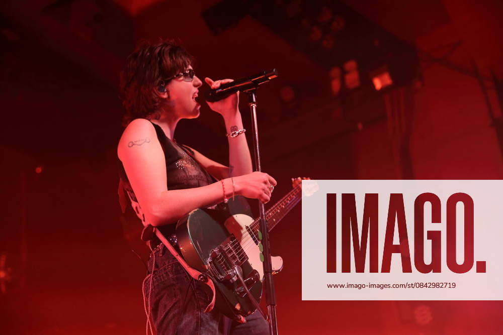Mikaela Mullaney Straus alias King Princess bei einem Konzert im Astra Kulturhaus in Berlin, 17. Dezember 2025. King Princess Konzert Berlin