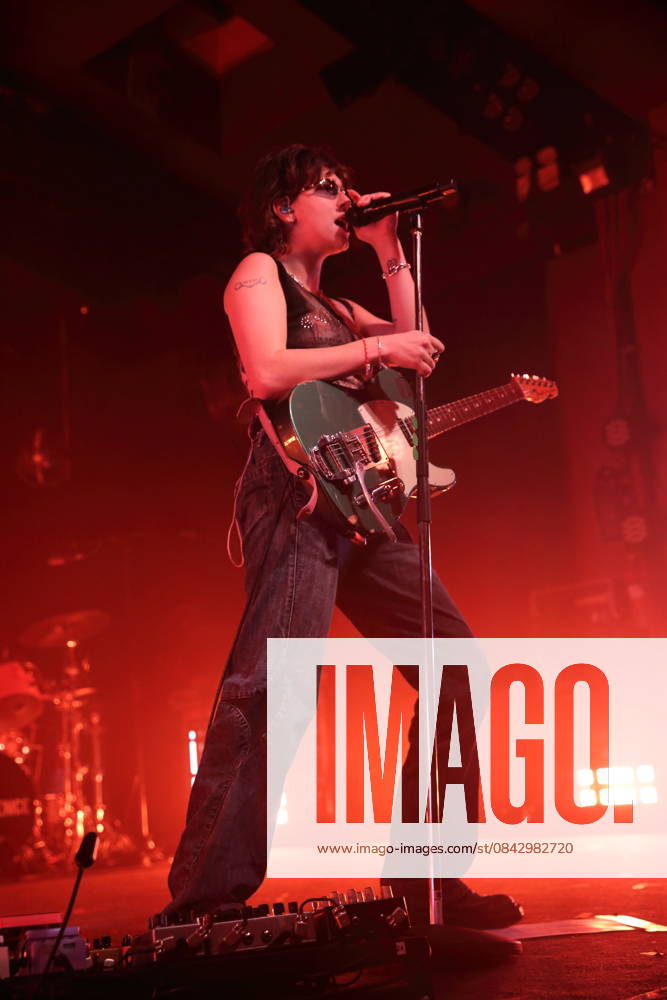 Mikaela Mullaney Straus alias King Princess bei einem Konzert im Astra Kulturhaus in Berlin, 17. Dezember 2025. King Princess Konzert Berlin