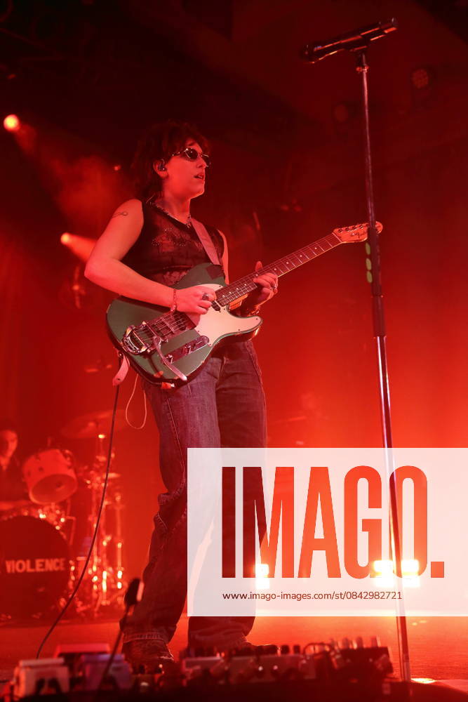Mikaela Mullaney Straus alias King Princess bei einem Konzert im Astra Kulturhaus in Berlin, 17. Dezember 2025. King Princess Konzert Berlin