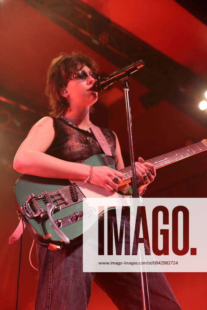 Mikaela Mullaney Straus alias King Princess bei einem Konzert im Astra Kulturhaus in Berlin, 17. Dezember 2025. King Princess Konzert Berlin