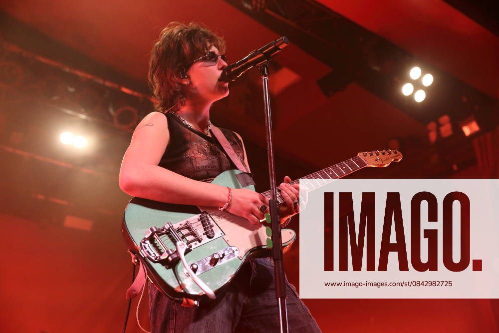 Mikaela Mullaney Straus alias King Princess bei einem Konzert im Astra Kulturhaus in Berlin, 17. Dezember 2025. King Princess Konzert Berlin