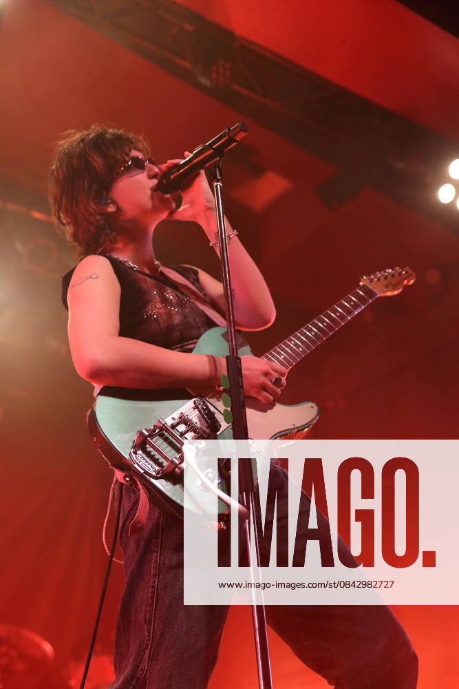 Mikaela Mullaney Straus alias King Princess bei einem Konzert im Astra Kulturhaus in Berlin, 17. Dezember 2025. King Princess Konzert Berlin