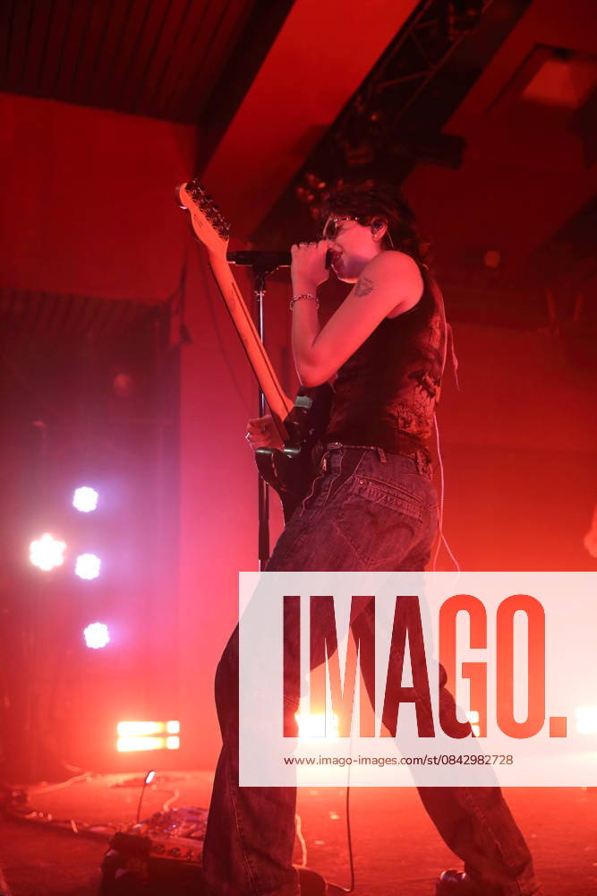 Mikaela Mullaney Straus alias King Princess bei einem Konzert im Astra Kulturhaus in Berlin, 17. Dezember 2025. King Princess Konzert Berlin