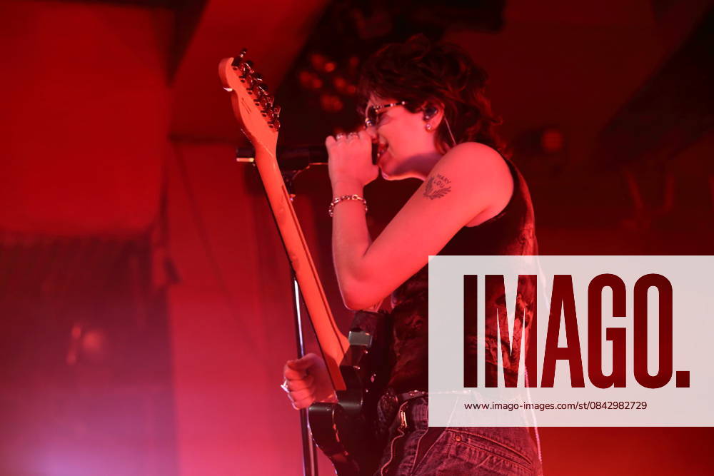 Mikaela Mullaney Straus alias King Princess bei einem Konzert im Astra Kulturhaus in Berlin, 17. Dezember 2025. King Princess Konzert Berlin