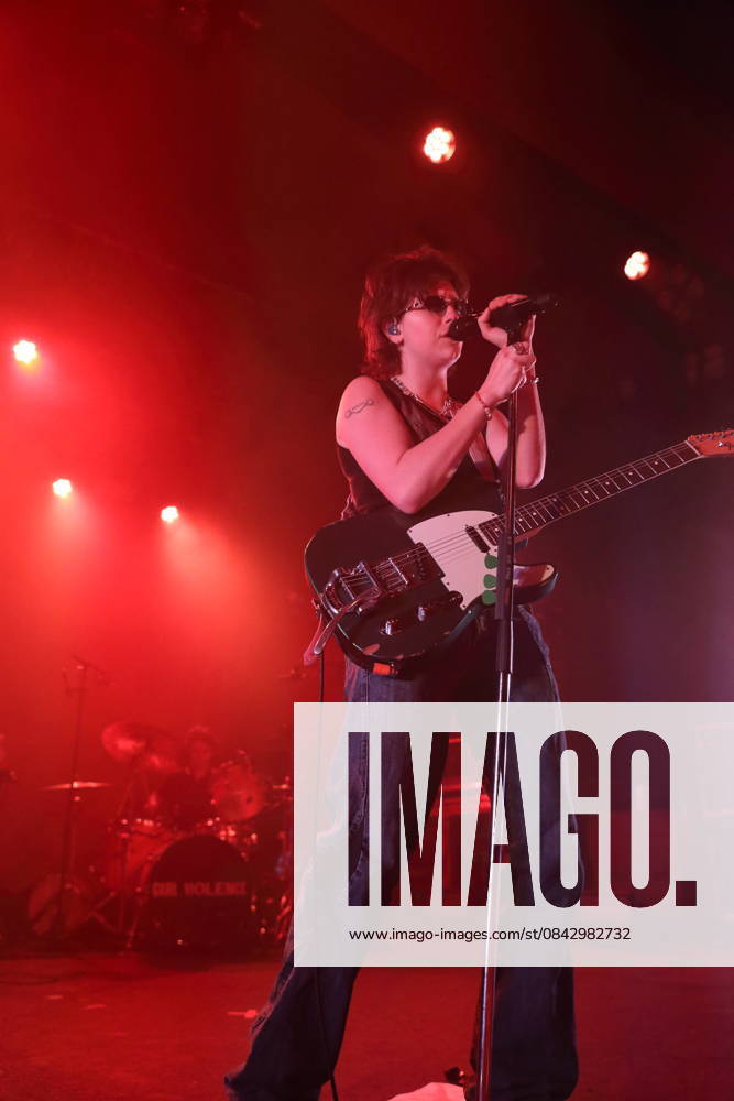 Mikaela Mullaney Straus alias King Princess bei einem Konzert im Astra Kulturhaus in Berlin, 17. Dezember 2025. King Princess Konzert Berlin
