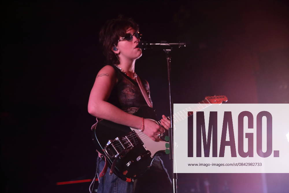 Mikaela Mullaney Straus alias King Princess bei einem Konzert im Astra Kulturhaus in Berlin, 17. Dezember 2025. King Princess Konzert Berlin