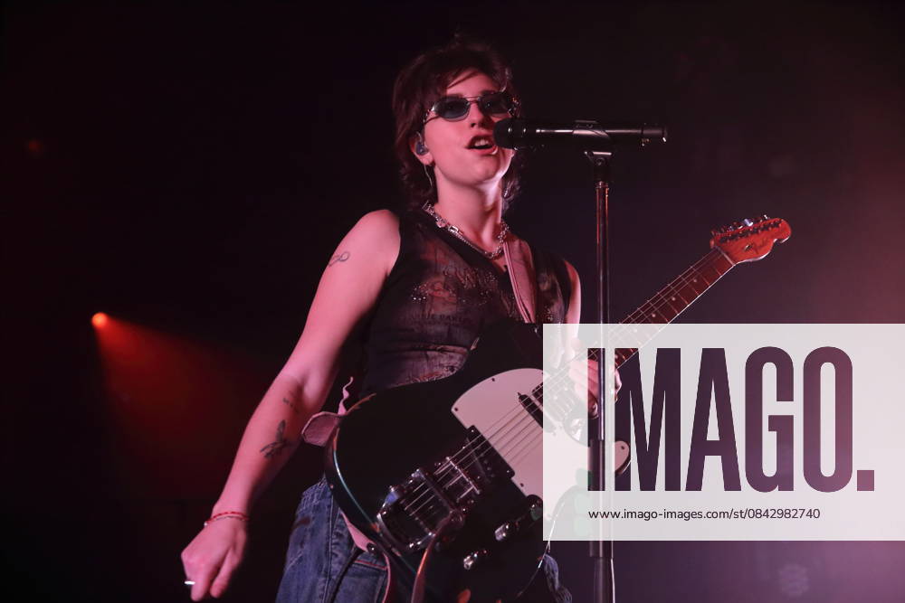 Mikaela Mullaney Straus alias King Princess bei einem Konzert im Astra Kulturhaus in Berlin, 17. Dezember 2025. King Princess Konzert Berlin