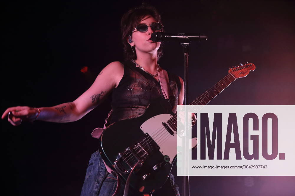 Mikaela Mullaney Straus alias King Princess bei einem Konzert im Astra Kulturhaus in Berlin, 17. Dezember 2025. King Princess Konzert Berlin