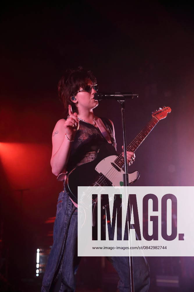 Mikaela Mullaney Straus alias King Princess bei einem Konzert im Astra Kulturhaus in Berlin, 17. Dezember 2025. King Princess Konzert Berlin