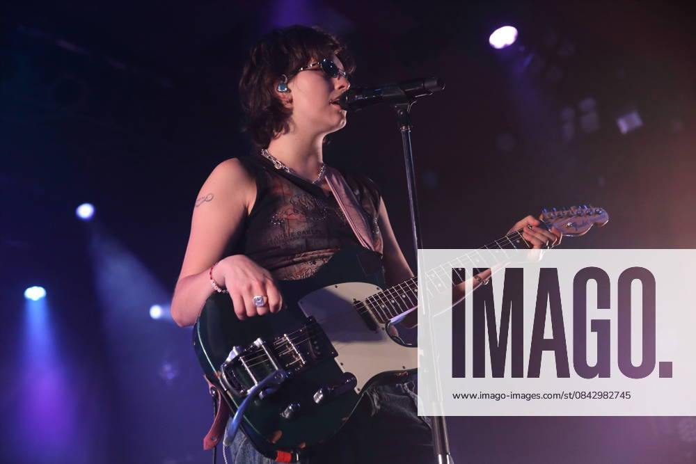 Mikaela Mullaney Straus alias King Princess bei einem Konzert im Astra Kulturhaus in Berlin, 17. Dezember 2025. King Princess Konzert Berlin