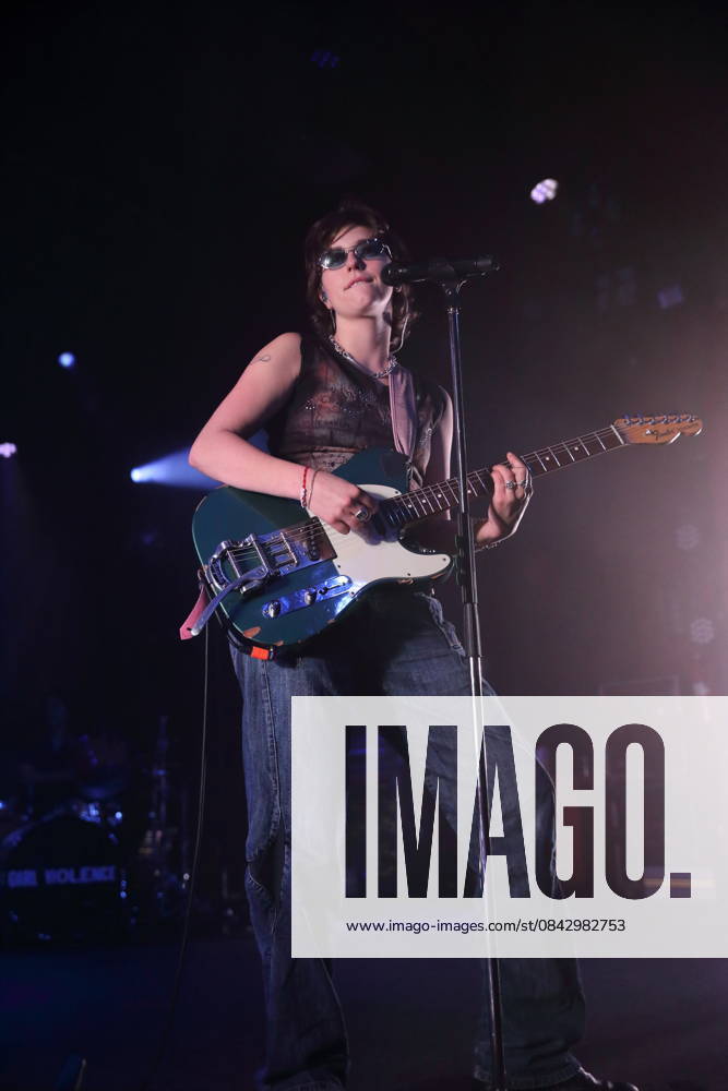 Mikaela Mullaney Straus alias King Princess bei einem Konzert im Astra Kulturhaus in Berlin, 17. Dezember 2025. King Princess Konzert Berlin