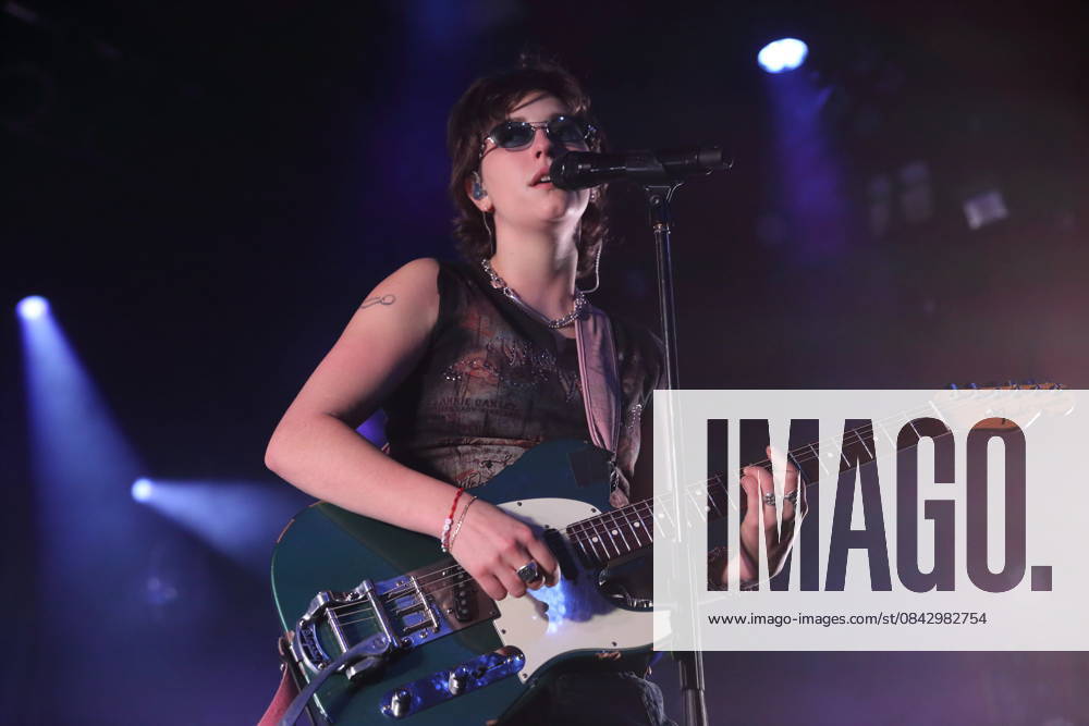 Mikaela Mullaney Straus alias King Princess bei einem Konzert im Astra Kulturhaus in Berlin, 17. Dezember 2025. King Princess Konzert Berlin