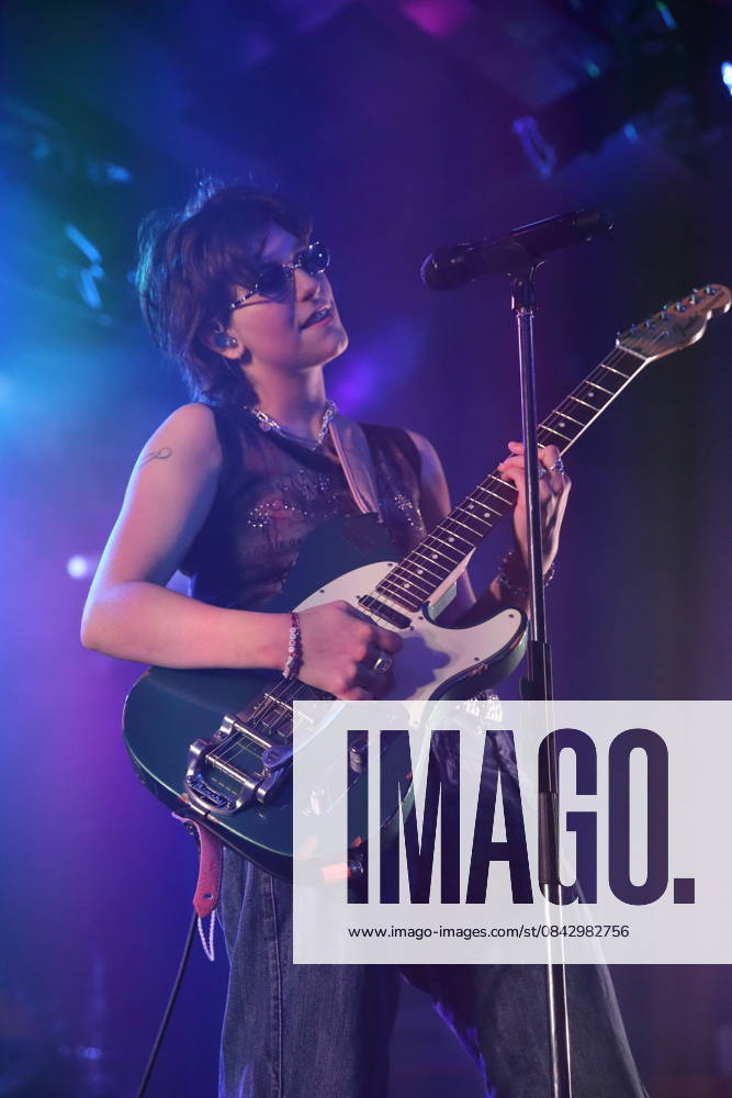 Mikaela Mullaney Straus alias King Princess bei einem Konzert im Astra Kulturhaus in Berlin, 17. Dezember 2025. King Princess Konzert Berlin