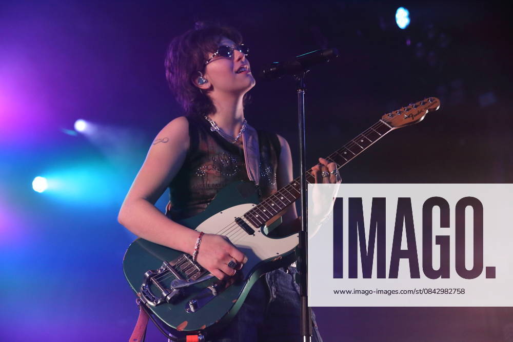 Mikaela Mullaney Straus alias King Princess bei einem Konzert im Astra Kulturhaus in Berlin, 17. Dezember 2025. King Princess Konzert Berlin
