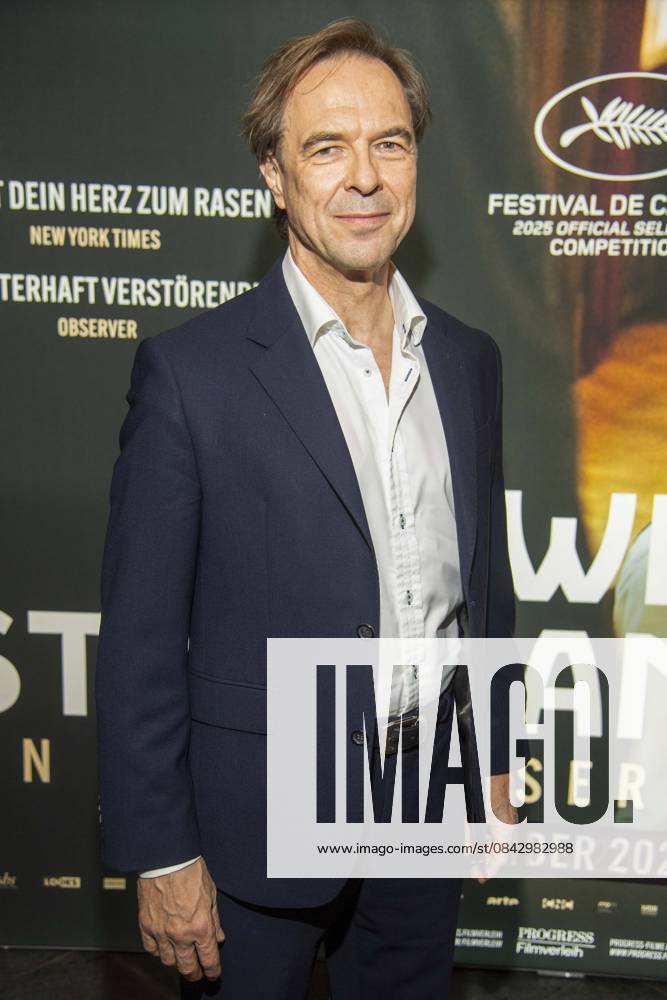 Abb: Gunnar Dedio deutscher Filmproduzent und Medienunternehmer. Er ist Gruender und Geschaeftsfuehrer der Filmproduktionsfirma LOOKSfilm. zu Gast auf dem roten Teppich bei der Berlin Premiere des Kino Films Zwei Staatsanwälte Staatsanwaelte im Cinema Paris Berlin am 17.12.2025 in Berlin Berlin Deutschland
