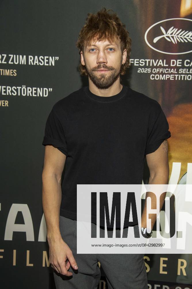 Abb: Alexander Alexandrowitsch Kusnezow ist ein ukrainisch-russischer Filmschauspieler zu Gast auf dem roten Teppich bei der Berlin Premiere des Kino Films Zwei Staatsanwälte Staatsanwaelte im Cinema Paris Berlin am 17.12.2025 in Berlin Berlin Deutschland