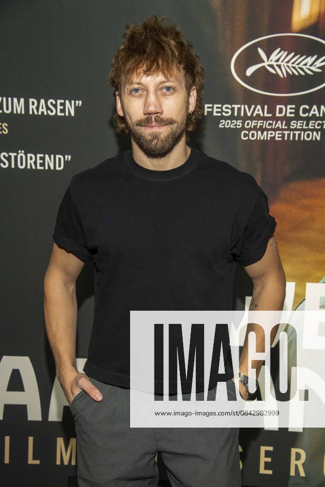 Abb: Alexander Alexandrowitsch Kusnezow ist ein ukrainisch-russischer Filmschauspieler zu Gast auf dem roten Teppich bei der Berlin Premiere des Kino Films Zwei Staatsanwälte Staatsanwaelte im Cinema Paris Berlin am 17.12.2025 in Berlin Berlin Deutschland