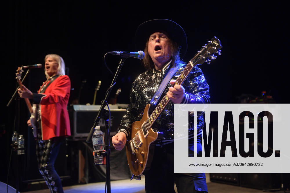 Slade performing at Shepherds Bush Empire LONDON, ENGLAND - DECEMBER 17: John Berry and Dave Hill of Slade performing at Shepherds Bush Empire on December 17, 2025 in London, England. CAP MAR MAR Great Britain