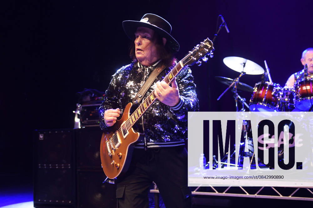 Slade performing at Shepherds Bush Empire LONDON, ENGLAND - DECEMBER 17: Dave Hill of Slade performing at Shepherds Bush Empire on December 17, 2025 in London, England. CAP MAR MAR Great Britain