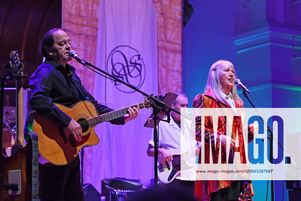 Steeleye Span performing at Cadogan Hall in London LONDON, ENGLAND - DECEMBER 19: Julian Littman and Maddy Prior of Steeleye Span performing at Cadogan Hall on December 19, 2025 in London, England CAP MAR MAR Great Britain UK