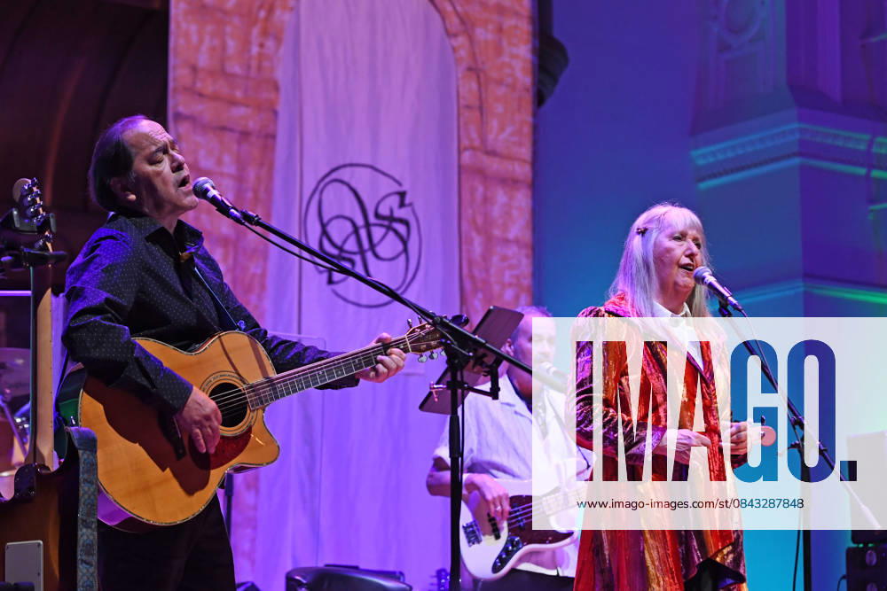 Steeleye Span performing at Cadogan Hall in London LONDON, ENGLAND - DECEMBER 19: Julian Littman and Maddy Prior of Steeleye Span performing at Cadogan Hall on December 19, 2025 in London, England CAP MAR MAR Great Britain UK
