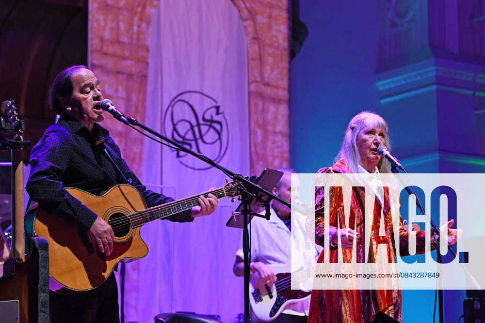Steeleye Span performing at Cadogan Hall in London LONDON, ENGLAND - DECEMBER 19: Julian Littman and Maddy Prior of Steeleye Span performing at Cadogan Hall on December 19, 2025 in London, England CAP MAR MAR Great Britain UK