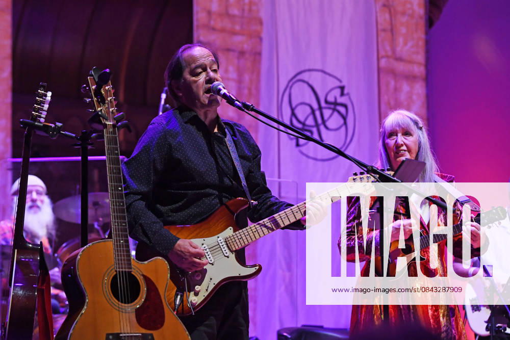 Steeleye Span performing at Cadogan Hall in London LONDON, ENGLAND - DECEMBER 19: Julian Littman and Maddy Prior of Steeleye Span performing at Cadogan Hall on December 19, 2025 in London, England CAP MAR MAR Great Britain UK