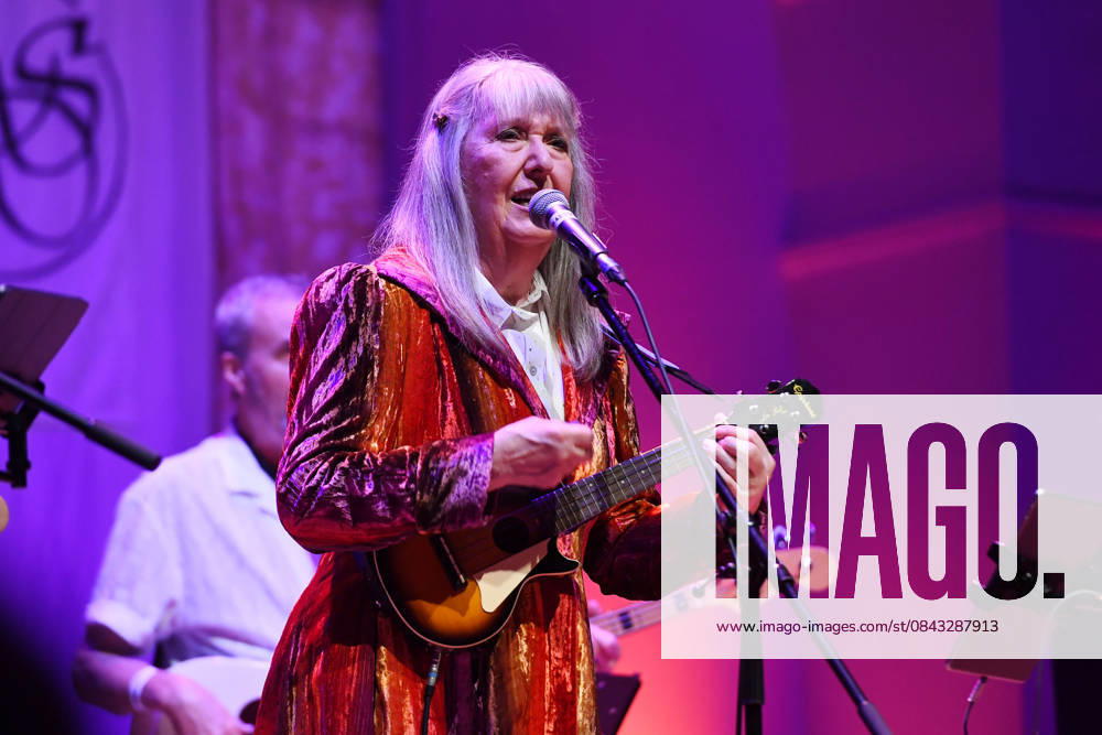 Steeleye Span performing at Cadogan Hall in London LONDON, ENGLAND - DECEMBER 19: Maddy Prior of Steeleye Span performing at Cadogan Hall on December 19, 2025 in London, England CAP MAR MAR Great Britain UK