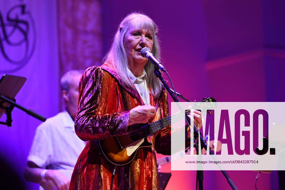 Steeleye Span performing at Cadogan Hall in London LONDON, ENGLAND - DECEMBER 19: Maddy Prior of Steeleye Span performing at Cadogan Hall on December 19, 2025 in London, England CAP MAR MAR Great Britain UK