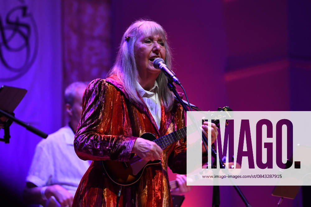 Steeleye Span performing at Cadogan Hall in London LONDON, ENGLAND - DECEMBER 19: Maddy Prior of Steeleye Span performing at Cadogan Hall on December 19, 2025 in London, England CAP MAR MAR Great Britain UK