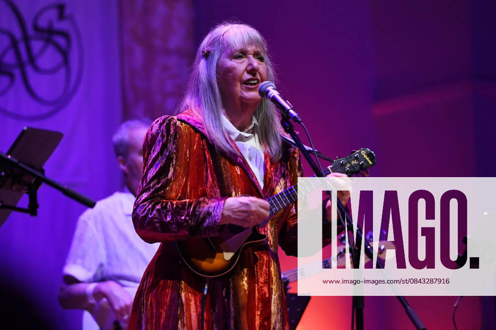 Steeleye Span performing at Cadogan Hall in London LONDON, ENGLAND - DECEMBER 19: Maddy Prior of Steeleye Span performing at Cadogan Hall on December 19, 2025 in London, England CAP MAR MAR Great Britain UK