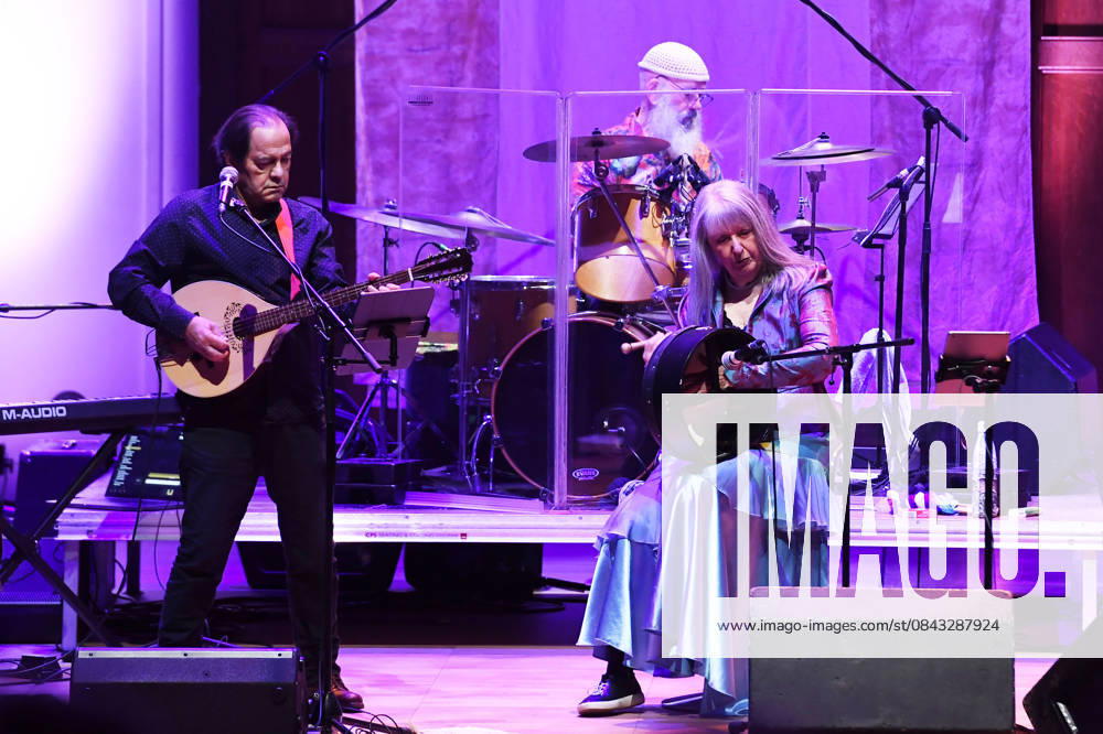 Steeleye Span performing at Cadogan Hall in London LONDON, ENGLAND - DECEMBER 19: Julian Littman, Liam Genockey and Maddy Prior of Steeleye Span performing at Cadogan Hall on December 19, 2025 in London, England CAP MAR MAR Great Britain UK